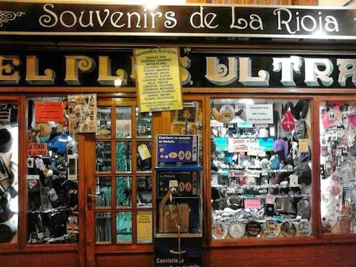 Fachada de tienda histórica con escaparate lleno de souvenirs de Logroño