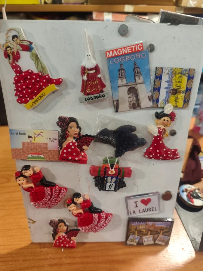 Figuras decorativas y llaveros con diseños tradicionales