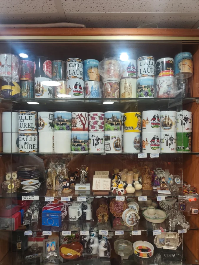 Expositor con tazas, platos y objetos decorativos de la ciudad