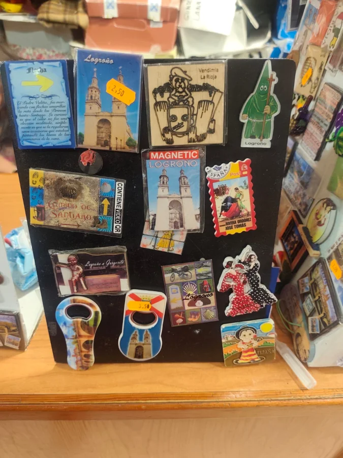 Imanes y postales con motivos locales de Logroño