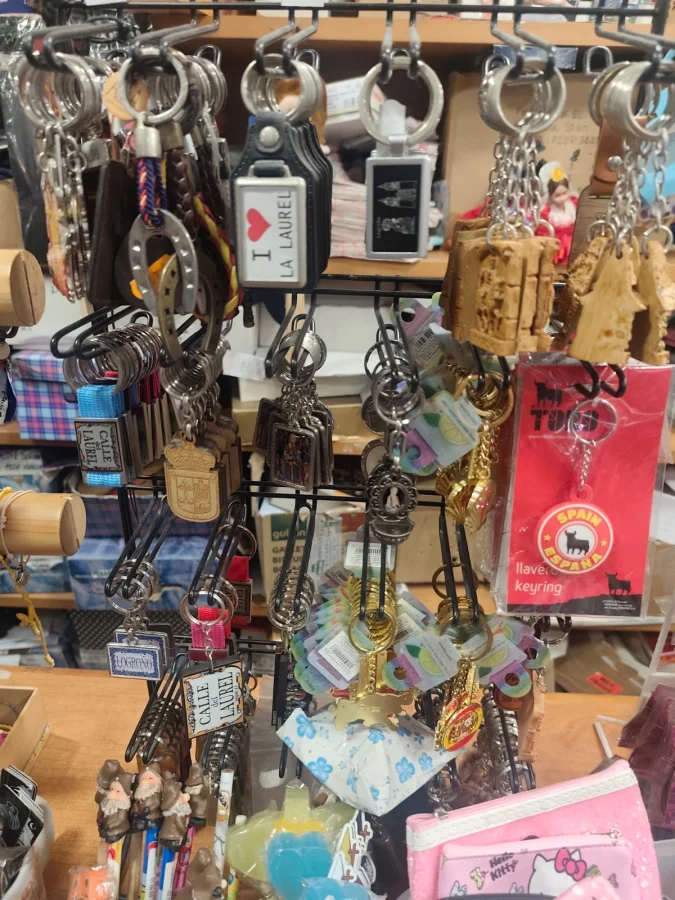 Llaveros y accesorios pequeños con logos de la región