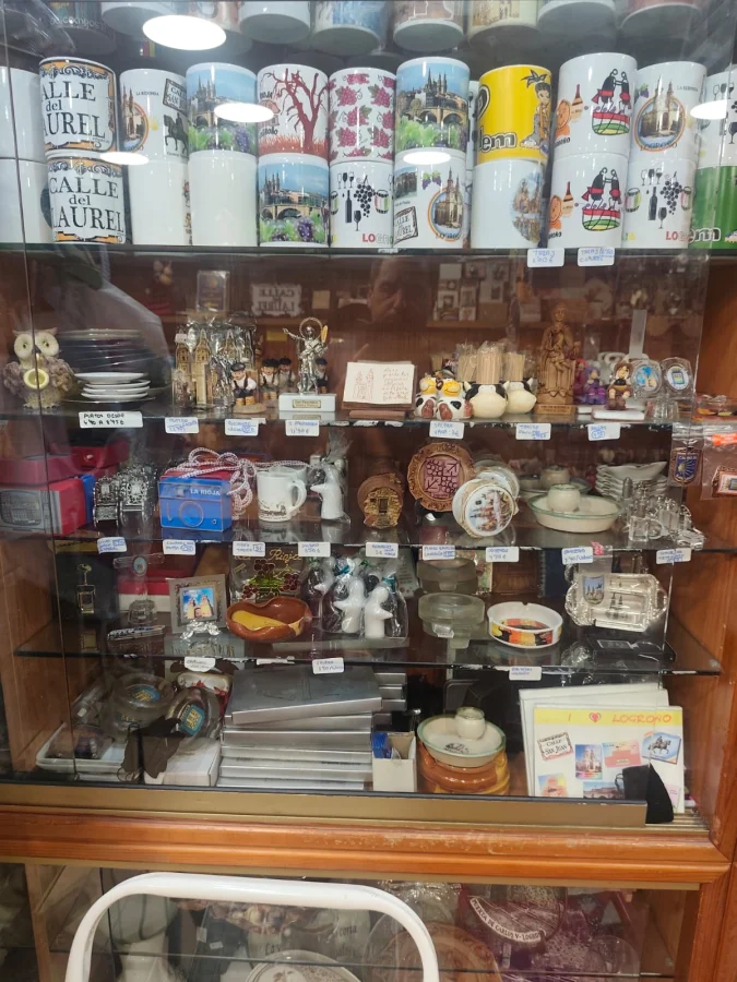 Vitrinas de cerámica y tazas con diseños de Logroño y La Rioja