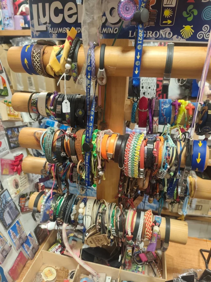 Expositor con pulseras, cordones y accesorios variados